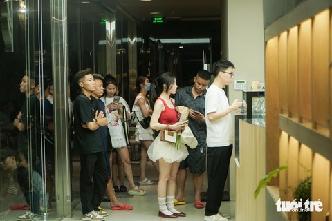 Người trẻ Hà Nội xếp hàng từ 4h sáng để uống cà phê, có người chuẩn bị từ 0h- Ảnh 3. Đến 4h sáng, nhiều người đã xếp hàng trước quầy order để gọi đồ uống - Ảnh: PHẠM TUẤN
