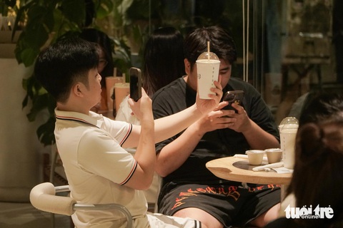 Người trẻ Hà Nội xếp hàng từ 4h sáng để uống cà phê, có người chuẩn bị từ 0h- Ảnh 10. Một bạn trẻ