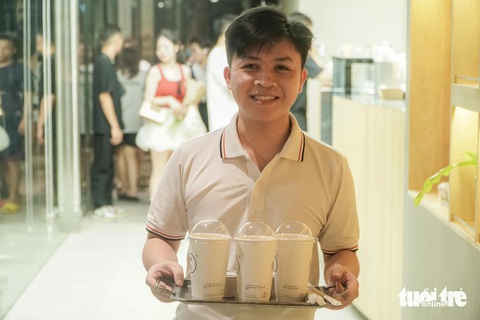 Người trẻ Hà Nội xếp hàng từ 4h sáng để uống cà phê, có người chuẩn bị từ 0h- Ảnh 12. Bạn Nguyễn Thế Hiển cho biết vì mất ngủ nên rủ bạn đi trải nghiệm cà phê lúc 4h sáng - Ảnh: PHẠM TUẤN