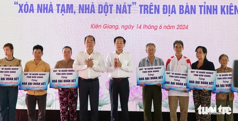 Kiên Giang: Năm 2025 hết nhà tạm, nhà dột nát, người nghèo có nhà mới- Ảnh 1. Ông Đỗ Thanh Bình (thứ 5 từ trái sang) - bí thư Tỉnh ủy Kiên Giang - trao bảng tượng trưng xóa nhà tạm, nhà dột nát cho người dân ở huyện U Minh Thượng - Ảnh: CHÍ CÔNG