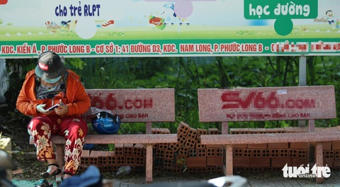 Chưa Euro, quảng cáo cá độ đã tràn ngập ghế đá ở Thủ Đức- Ảnh 1. Nhiều ghế đá trên đường D3A, phường Phước Long B, TP Thủ Đức bị xịt sơn màu đỏ với nội dung có web cá độ đá banh, cờ bạc... khiến người dân bức xúc - Ảnh: MINH HÒA