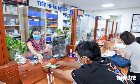 Người lao động làm thủ tục bảo hiểm xã hội tại Bảo hiểm xã hội quận Ba Đình (Hà Nội) - Ảnh: NAM TRẦN Người lao động làm thủ tục bảo hiểm xã hội tại Bảo hiểm xã hội quận Ba Đình (Hà Nội) - Ảnh: NAM TRẦN