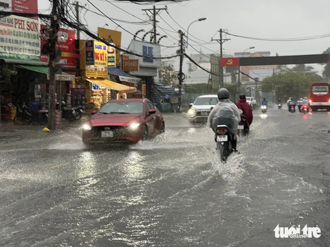 Mưa lớn đường Lê Văn Việt, TP Thủ Đức ngập hơn nửa bánh xe - Ảnh: NGỌC QUÝ Mưa lớn gây ngập trên đường Lê Văn Việt, TP Thủ Đức - Ảnh: NGỌC QUÝ