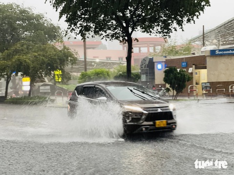 Chiều nay mưa lớn, TP.HCM, Bình Dương xuất hiện mưa đá- Ảnh 13. Mưa trắng trời khu vực quận 1 - Ảnh: LÊ THÀNH HUY