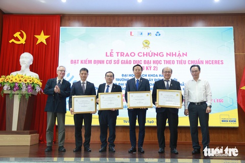 Trao chứng nhận kiểm định HCERES cho 4 cơ sở giáo dục đại học tại Việt Nam- Ảnh 1. Bốn cơ sở giáo dục đại học nhận chứng nhận đạt kiểm định cơ sở giáo dục đại học theo tiêu chuẩn châu Âu (chu kỳ 2) - Ảnh: ĐOÀN NHẠN