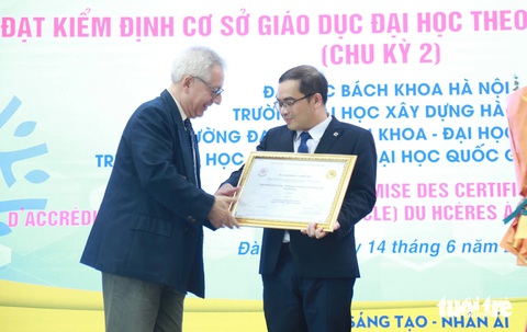 Trao chứng nhận kiểm định HCERES cho 4 cơ sở giáo dục đại học tại Việt Nam- Ảnh 3. Ông Nguyễn Hữu Hiếu - hiệu trưởng Trường đại học Bách khoa Đà Nẵng (phải) - nhận chứng nhận kiểm định của HCERES - Ảnh: ĐOÀN NHẠN