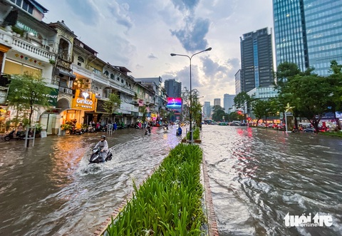 TP.HCM mưa ngập khắp nơi, đường trung tâm Lê Lợi mênh mông nước- Ảnh 1. Đường Lê Lợi (quận 1, TP.HCM) mênh mông nước vào chiều 14-6 - Ảnh: CHÂU TUẤN