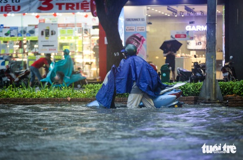 TP.HCM mưa ngập khắp nơi, đường trung tâm Lê Lợi mênh mông nước- Ảnh 4. Có vị trí bị ngập lút bánh xe trên đường Lê Lợi - Ảnh: CHÂU TUẤN