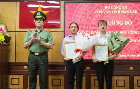 Thiếu tướng Lê Vinh Quy trao quyết định tuyển dụng vợ 2 liệt sĩ hy sinh trong vụ tấn công trụ sở UBND 2 xã - Ảnh: TÂM AN Thiếu tướng Lê Vinh Quy trao quyết định tuyển dụng vợ hai liệt sĩ vào ngành công an - Ảnh: TÂM AN
