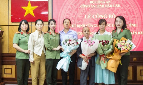 Cán bộ công an, thân nhân gia đình chúc mừng vợ 2 liệt sĩ được tuyển dụng vào ngành công an - Ảnh: TÂM AN Cán bộ công an, thân nhân gia đình chúc mừng vợ hai liệt sĩ được tuyển dụng vào ngành công an - Ảnh: TÂM AN