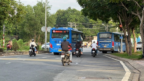 Thót tim với những màn vượt đèn đỏ của tài xế xe buýt- Ảnh 3. Xe buýt số 8 vượt đèn đỏ tại vòng xoay quảng trường Sáng tạo - đại lộ Đại học chiều 9-6 - Ảnh: XUÂN ĐOÀN