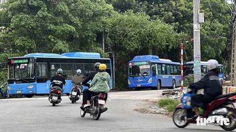 Đình chỉ và chuyển công an xử lý những tài xế xe buýt vi phạm giao thông- Ảnh 1. Xe buýt tuyến 19 và xe buýt tuyến 53 cùng vượt đèn đỏ tại vòng xoay quảng trường Sáng tạo - đại lộ Đại học trưa 9-6 - Ảnh: XUÂN ĐOÀN