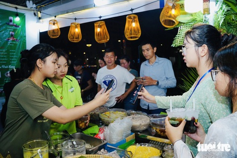 Du khách quốc tế thích thú đi 'chợ phiên không tiền mặt'- Ảnh 5. Người dân và du khách có thể tận hưởng các món bánh dân gian miền Tây như bánh bò thốt nốt, bánh lá mơ, bánh bò bông lan… Món mặn có gỏi cuốn, bánh xèo tôm thịt, xiên nướng, cơm cuộn, ốc các loại… Những người ưa thích các món tráng miệng sẽ có kem tươi, nước thốt nốt, chè mát lạnh… Song song đó, khách hàng còn có thể mua quần áo, trang sức… tại