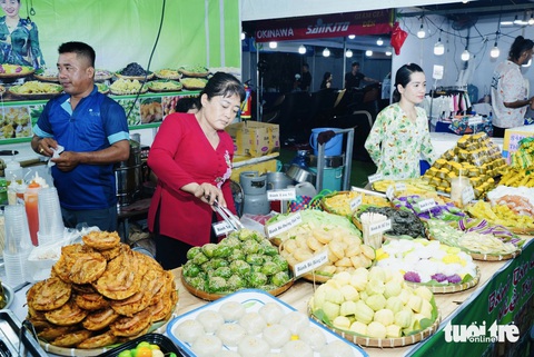 Du khách quốc tế thích thú đi 'chợ phiên không tiền mặt'- Ảnh 6. Tuy vậy, nhiều du khách cũng hơi băn khoăn vì nhiều gian hàng chỉ ưu tiên hình thức quét QR thanh toán, các hình thức cà thẻ khác chỉ có ở một số gian hàng lớn.