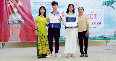Chuyện của Gia Huy, từ cậu bé tự kỷ trở thành học sinh giỏi Tin học quốc gia- Ảnh 5. Gia Huy cùng mẹ (bên trái) nhận phần thưởng trong lễ tổng kết năm học 2023-2024