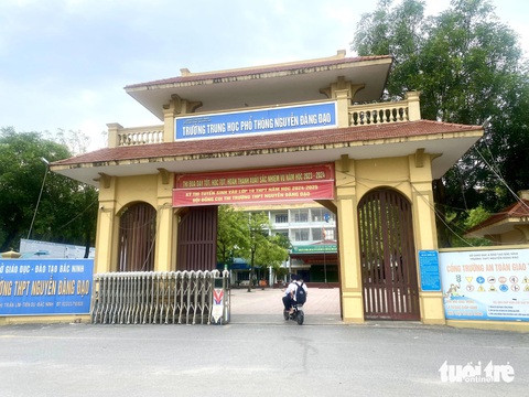 Mạng xã hội tố giám thị ép thí sinh mang bài thi làm sớm ra nhà vệ sinh để chụp ảnh- Ảnh 1. Trường THPT Nguyễn Đăng Đạo, huyện Tiên Du, tỉnh Bắc Ninh, điểm thi vào lớp 10 được phụ huynh nhắc đến trong bài viết - Ảnh: NGUYÊN BẢO