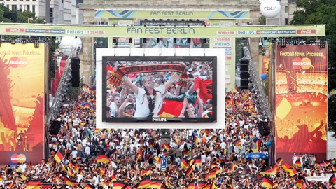 Euro 2024: Đưa bóng đá về miền đất lễ hội- Ảnh 1. Bầu không khí lễ hội bóng đá luôn rất cuồng nhiệt ở Đức sẽ góp phần tạo nên một Euro 2024 hấp dẫn với đa dạng sắc màu - Ảnh: REUTERS
