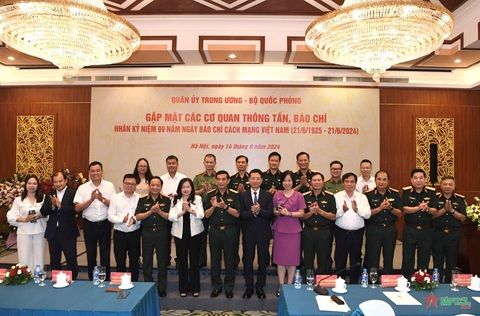 Đại tướng Phan Văn Giang cùng các đại biểu chụp hình tại cuộc gặp mặt các cơ quan thông tấn, báo chí nhân kỷ niệm 99 năm ngày Báo chí cách mạng Việt Nam - Ảnh: QĐND Đại tướng Phan Văn Giang cùng các đại biểu chụp ảnh tại cuộc gặp mặt các cơ quan thông tấn, báo chí nhân kỷ niệm 99 năm Ngày Báo chí cách mạng Việt Nam - Ảnh: QĐND
