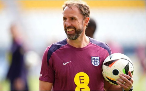 Tuyển Anh hy vọng 'chiếc nhẫn thông minh' mà Kim Kardashian đeo sẽ là vũ khí bí mật tại Euro 2024- Ảnh 1. HLV Gareth Southgate đeo