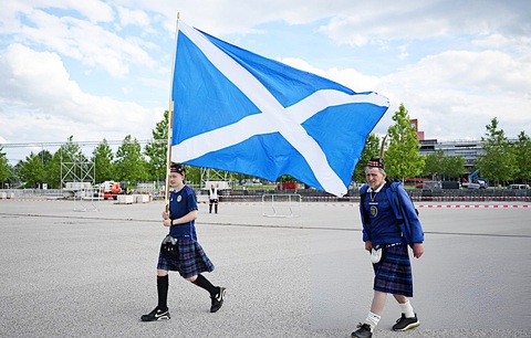 Ẩn số lễ khai mạc Euro 2024- Ảnh 2. CĐV Scotland diễu hành bên ngoài sân Allianz Arena trong trang phục truyền thống - Ảnh: UEFA