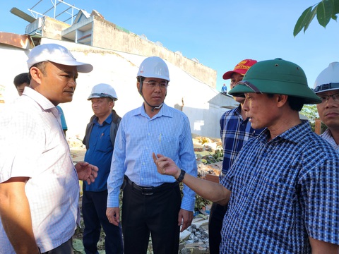 Lấy mặt bằng cho cao tốc, chủ tịch huyện túc trực trên công trường mới xong- Ảnh 1. Ông Trần Quang Tòa (phải) - bí thư Huyện ủy Tư Nghĩa - và ông Nguyễn Đăng Vinh (giữa) - chủ tịch UBND huyện Tư Nghĩa - có mặt ở hiện trường cao tốc, tuyên truyền và chỉ đạo tháo dỡ mặt bằng cao tốc - Ảnh: TRẦN MAI