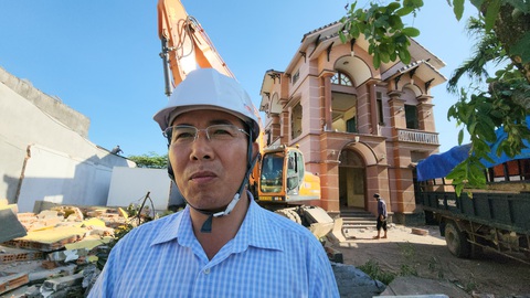 Lấy mặt bằng cho cao tốc, chủ tịch huyện túc trực trên công trường mới xong- Ảnh 4. Ông Nguyễn Đăng Vinh, chủ tịch UBND huyện Tư Nghĩa, nửa tháng qua ở hiện trường cao tốc liên tục - Ảnh: TRẦN MAI