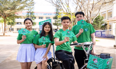 Chuyện của Gia Huy, từ cậu bé tự kỷ trở thành học sinh giỏi Tin học quốc gia- Ảnh 1. Gia Huy (người ngồi trên xe) cùng Câu lạc bộ Tin học tham gia một cuộc thi