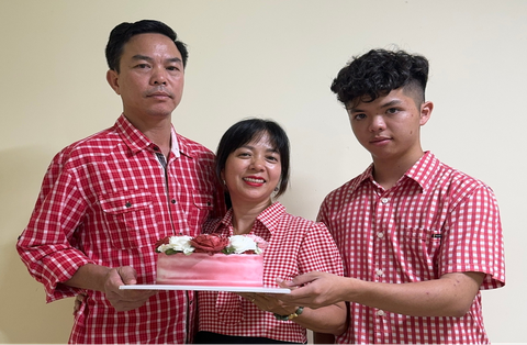 Chuyện của Gia Huy, từ cậu bé tự kỷ trở thành học sinh giỏi Tin học quốc gia- Ảnh 2. Gia Huy luôn nhận được sự thương yêu, cổ vũ từ ba mẹ