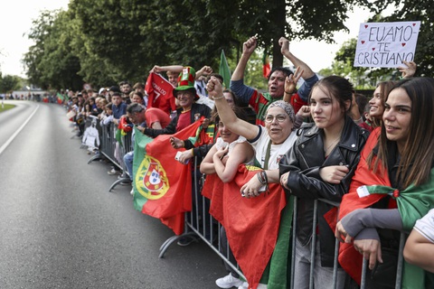 5.000 người hâm mộ đón Ronaldo và tuyển Bồ Đào Nha- Ảnh 10. Ảnh: Portugal