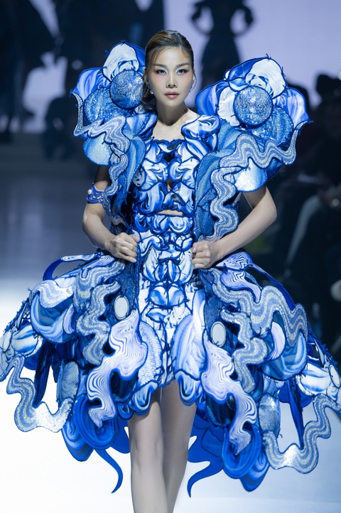 Thanh Hằng 'lỗ vốn' khi làm vedette show thời trang?- Ảnh 2. Ở hậu trường Thanh Hằng phải tập catwalk liên tục để quen với đôi giày mới và cũng để quen với âm nhạc lẫn phom dáng bộ đồ.