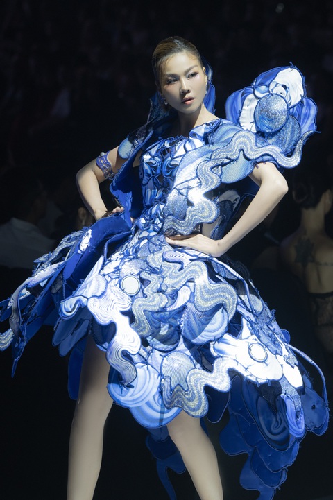 Thanh Hằng 'lỗ vốn' khi làm vedette show thời trang?- Ảnh 5. Đôi chân dài cùng thần thái sắc lạnh giúp người đẹp 8X trở nên nổi bật trên sân khấu. Có thể thấy sau khi lập gia đình, Thanh Hằng vẫn tất bật với công việc, không có chuyện “theo chồng bỏ cuộc chơi