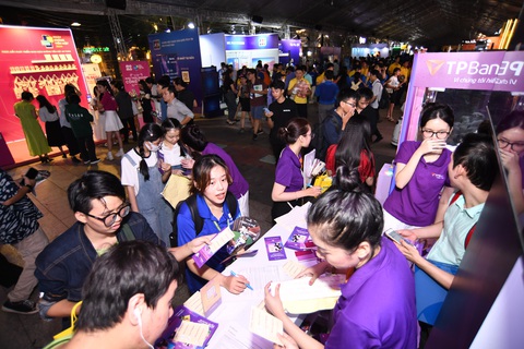 Với những công nghệ bảo mật mới, tội phạm trong thanh toán sẽ giảm- Ảnh 2. Bên cạnh hội thảo, chiều 14-6, lễ hội Không tiền mặt - Cashless Day 2024 chính thức khai mạc tại phố đi bộ Nguyễn Huệ - Ảnh: QUANG ĐỊNH