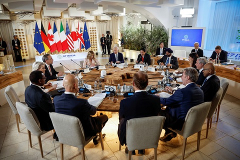 Tin tức thế giới 14-6: Ukraine đến sát cửa vào NATO; Tàu ngầm Mỹ và Nga cùng đến Cuba- Ảnh 1. Cuộc họp của các nhà lãnh đạo nhóm G7 tại Ý ngày 13-6 - Ảnh: REUTERS