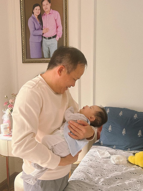 Thả tim rần rần người bố nấu hơn 300 mâm cơm ở cữ cho con gái- Ảnh 1. Ông Thắng bế cháu ngoại - Ảnh: NVCC