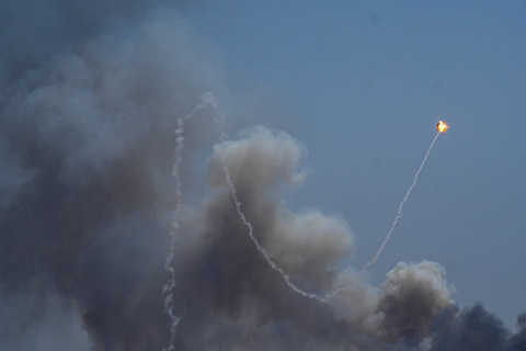 Nhóm Hezbollah giội mưa rocket vào Israel- Ảnh 1. Rocket phóng từ Lebanon sang Israel bị đánh chặn gần biên giới Israel - Lebanon vào ngày 13-6 - Ảnh: REUTERS