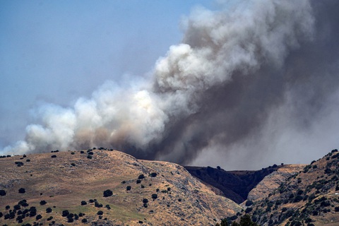 Nhóm Hezbollah giội mưa rocket vào Israel- Ảnh 2. Khói bốc lên sau cuộc tấn công biên giới từ hướng Lebanon. Ảnh chụp tại cao nguyên Golan (hiện do Israel kiểm soát) hôm 13-6 - Ảnh: REUTERS