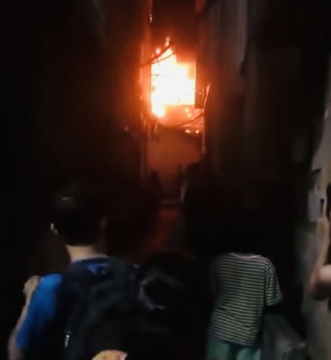Cháy nhà 3 tầng trong ngõ sâu phố Trương Định lúc rạng sáng- Ảnh 1. Hiện trường vụ cháy - Ảnh: Người dân cung cấp