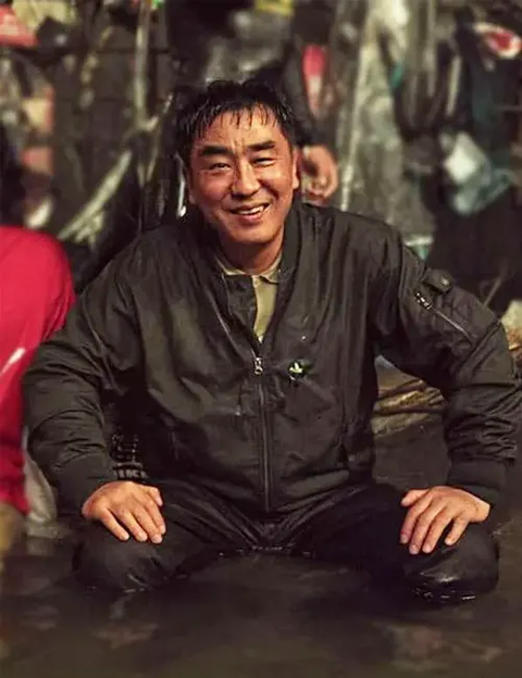 8 phim Hàn lay động trái tim nên xem vào Ngày của Cha- Ảnh 2. Ông bố bán gà rán Jang Ju Won (Ryu Seung Ryong) trong Moving