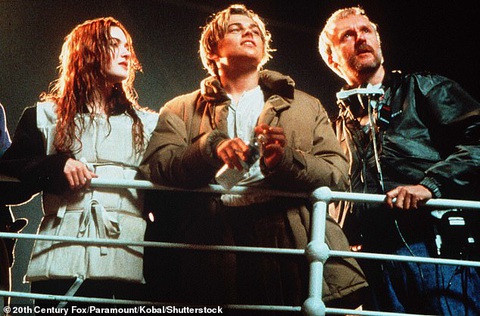 Kate Winslet kể nụ hôn 'ác mộng' với Leo DiCaprio trong Titanic- Ảnh 3. Kate, Leonardo và đạo diễn James Cameron tại bối cảnh tàu Titanic
