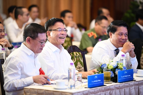 Giao dịch không tiền mặt đã rất phổ biến, cần tập trung bảo đảm an toàn cho người sử dụng- Ảnh 3. Ông Lê Thành Long - Ủy viên Ban Chấp hành Trung ương Đảng, Phó Thủ tướng Chính phủ (giữa), cùng ông Hồ Đức Phớc - Bộ trưởng Bộ Tài chính (trái) và ông Phạm Tiến Dũng - Phó Thống đốc Ngân hàng Nhà nước (phải) tham dự hội thảo - Ảnh: QUANG ĐỊNH