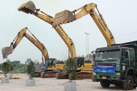 Máy móc chuẩn bị cho lễ khởi công Khu công nghiệp VSIP Lạng Sơn - Ảnh: THÀNH CÔNG Máy móc chuẩn bị cho lễ khởi công Khu công nghiệp VSIP Lạng Sơn - Ảnh: THÀNH CÔNG