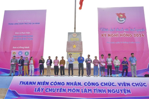 Kỳ nghỉ hồng 2024 sôi nổi tại đảo Phú Quý- Ảnh 1. Hoạt động tặng quà cho người dân đảo Phú Quý trong chiến dịch Kỳ nghỉ hồng 2024 - Ảnh: Trung ương Đoàn
