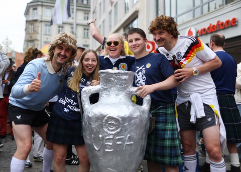 Lễ khai mạc Euro 2024 và tri ân Beckenbauer ngắn gọn, cảm xúc- Ảnh 20. Các CĐV Đức và Scotland chụp ảnh cùng chiếc cúp giả Euro 2024 trước trận khai mạc - Ảnh: REUTERS