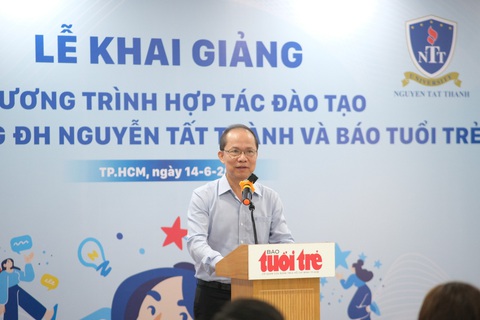 Báo Tuổi Trẻ đào tạo một số học phần đại học khối ngành truyền thông tại tòa soạn- Ảnh 3. Ông Lê Xuân Trung - phó tổng biên tập báo Tuổi Trẻ - phát biểu tại lễ khai giảng - Ảnh: NGỌC PHƯỢNG