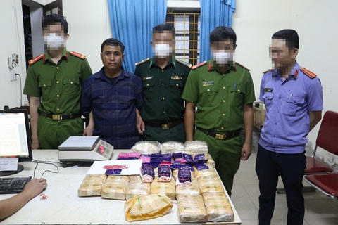 Bắt người đàn ông 'cõng' hơn 20kg ma túy qua biên giới- Ảnh 1. Nghi phạm Xayyasone Xay tại cơ quan công an - Ảnh: Công an cung cấp