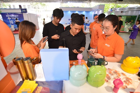 Giao dịch không tiền mặt đã rất phổ biến, cần tập trung bảo đảm an toàn cho người sử dụng- Ảnh 9. Thanh toán không tiền mặt đã trở nên phổ biến nhưng xuất hiện nhiều chiêu trò lừa đảo cần có những biện pháp kiểm soát, đảm bảo an toàn cho người dùng - Ảnh: QUANG ĐỊNH