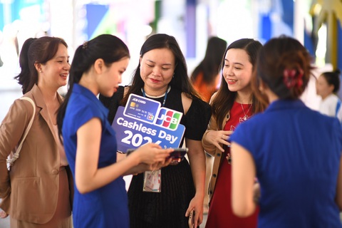 13.900 vụ tấn công mạng trong năm 2023, thiệt hại tương đương 3,6% GDP- Ảnh 2. Dù thanh toán không tiền mặt nhiều tiện lợi nhưng vẫn có những rủi ro, ngành công an khuyến cáo người dân thận trọng với các chiêu trò nghi ngờ lừa đảo - Ảnh: QUANG ĐỊNH
