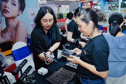 Mở rộng quy mô và kéo dài thời gian chương trình Khuyến mại tập trung- Ảnh 2. Người dân mua sắm và thanh toán không tiền mặt trong lễ hội Không tiền mặt - Ảnh: THANH HIỆP