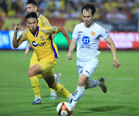 VFF chỉ đạo, có thể mời trọng tài nước ngoài điều hành 4 vòng cuối V-League- Ảnh 1. CLB Nam Định (phải) đang trên đường tiến đến ngôi vô địch. Còn SLNA (trái) đang đua né suất play-off - Ảnh: VPF