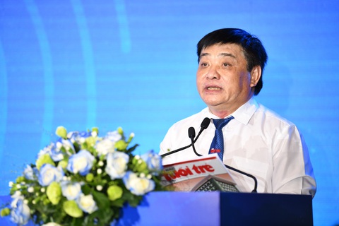 Giao dịch không tiền mặt đã rất phổ biến, cần tập trung bảo đảm an toàn cho người sử dụng- Ảnh 8. Ông Lê Thế Chữ - Tổng biên tập báo Tuổi Trẻ phát biểu khai mạc hội thảo - Ảnh: QUANG ĐỊNH
